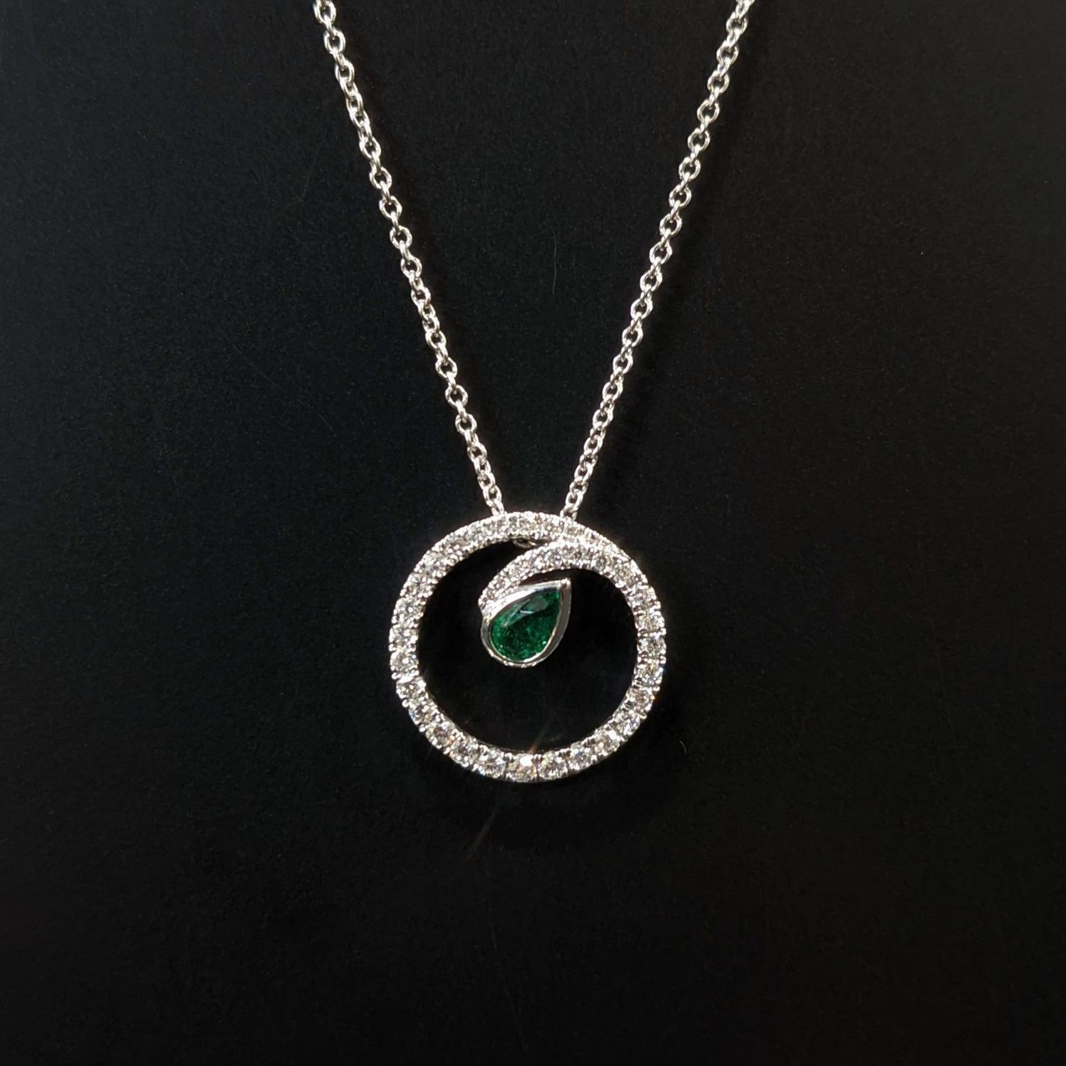 18ct white gold ladies emerald and diamond necklace